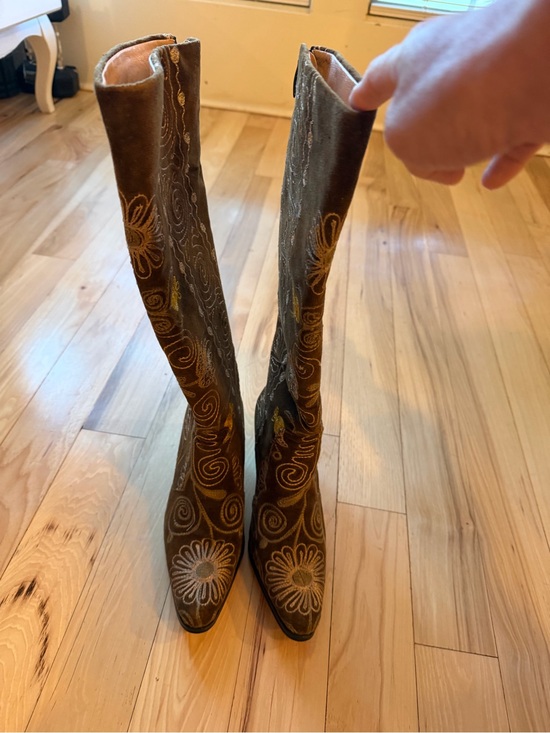 Rockwell tharp Shoes - Rockwell Tharp Urban Safari Knee
High - size 38! EUC.
